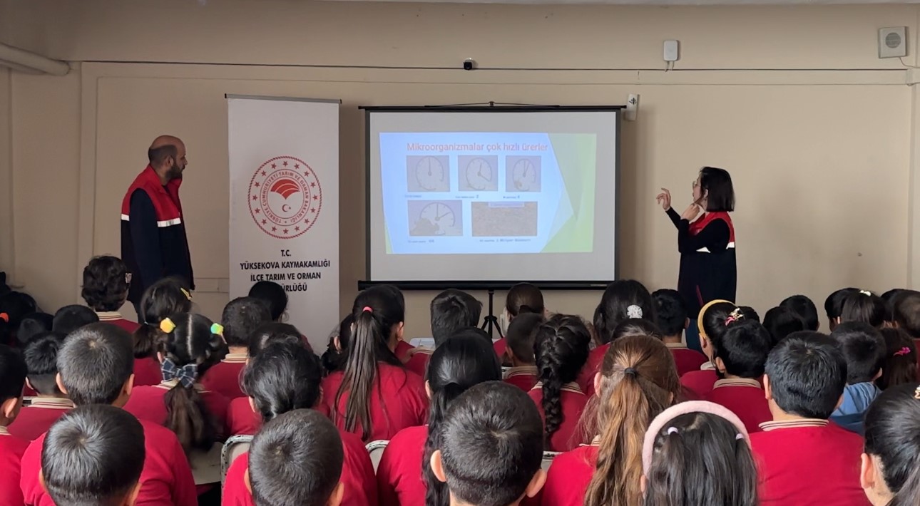 2 bin rakımda gıda seferberliği: Karlı yolları aşarak çocuklara bilgi taşıdılar
