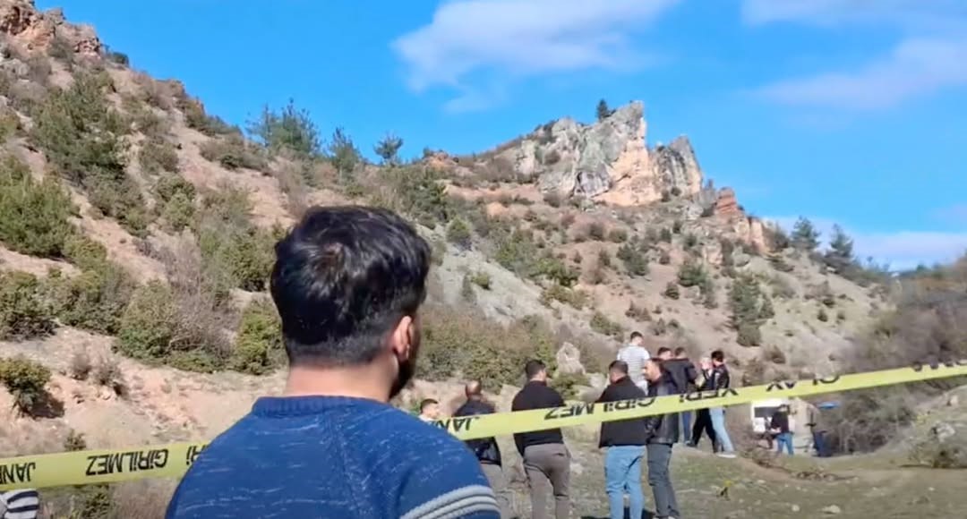 2 yaşındaki kayıp çocuk 10 saat sonra dağın zirvesinde bulundu
