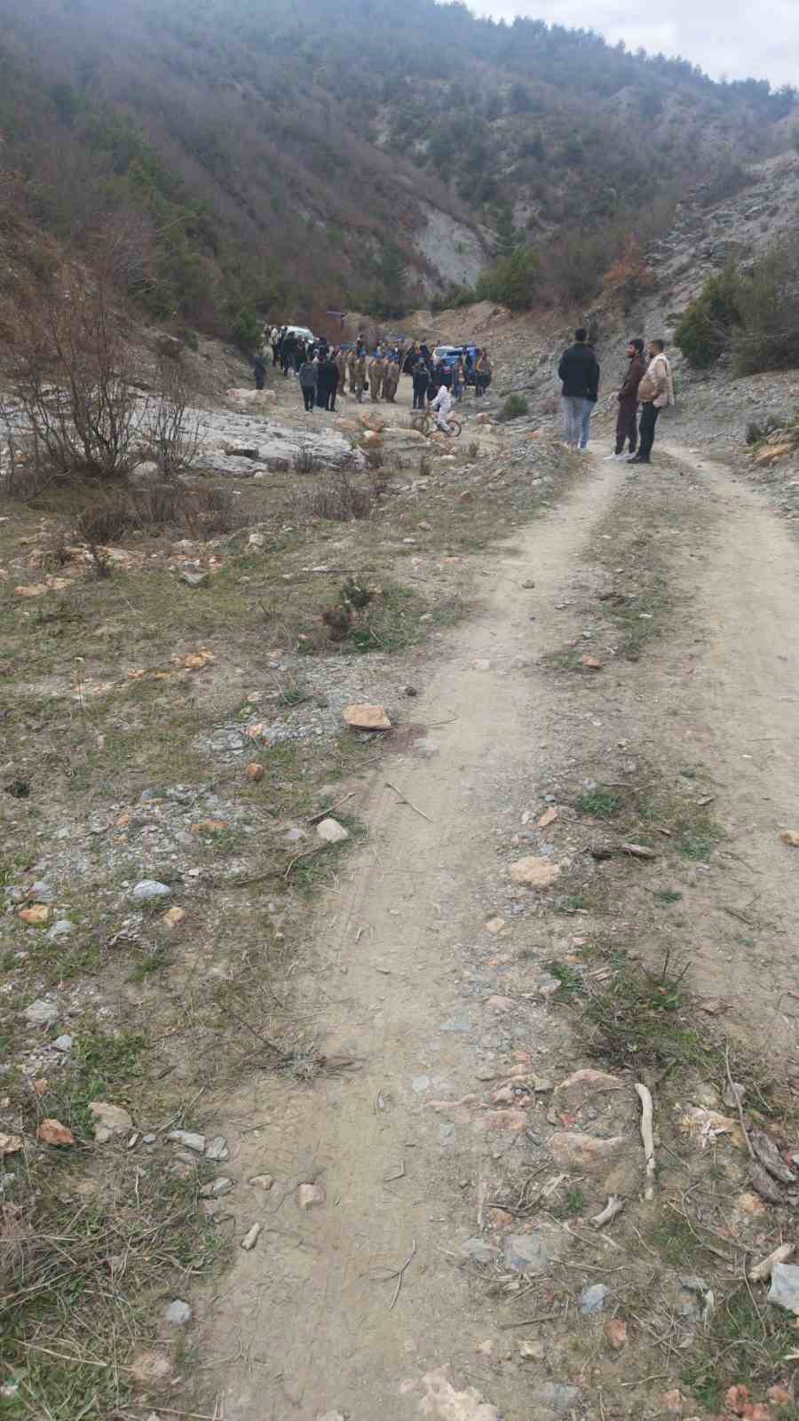 2 yaşındaki kayıp çocuk 10 saat sonra dağın zirvesinde bulundu
