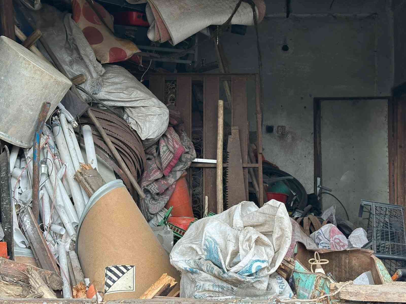 20 kamyon dolusu çöpü 25 yılda evinde biriktirmiş
