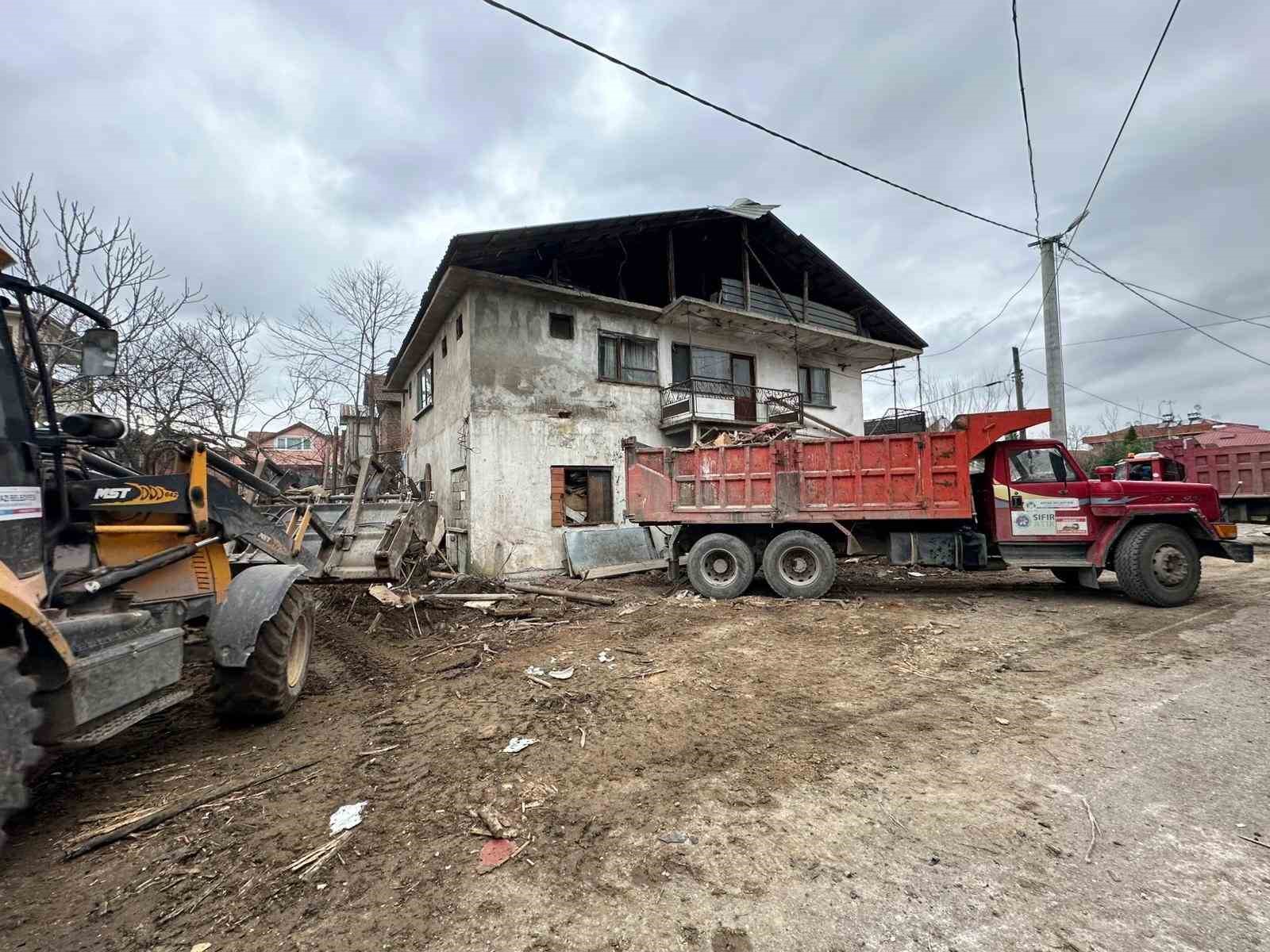 20 kamyon dolusu çöpü 25 yılda evinde biriktirmiş
