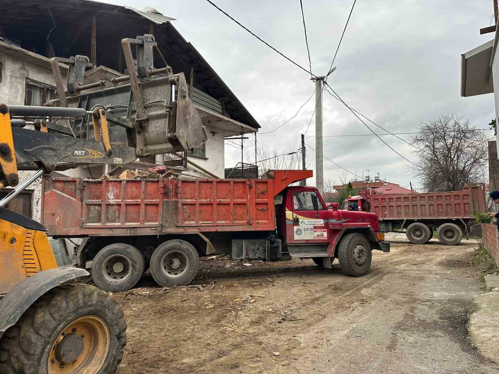 20 kamyon dolusu çöpü 25 yılda evinde biriktirmiş
