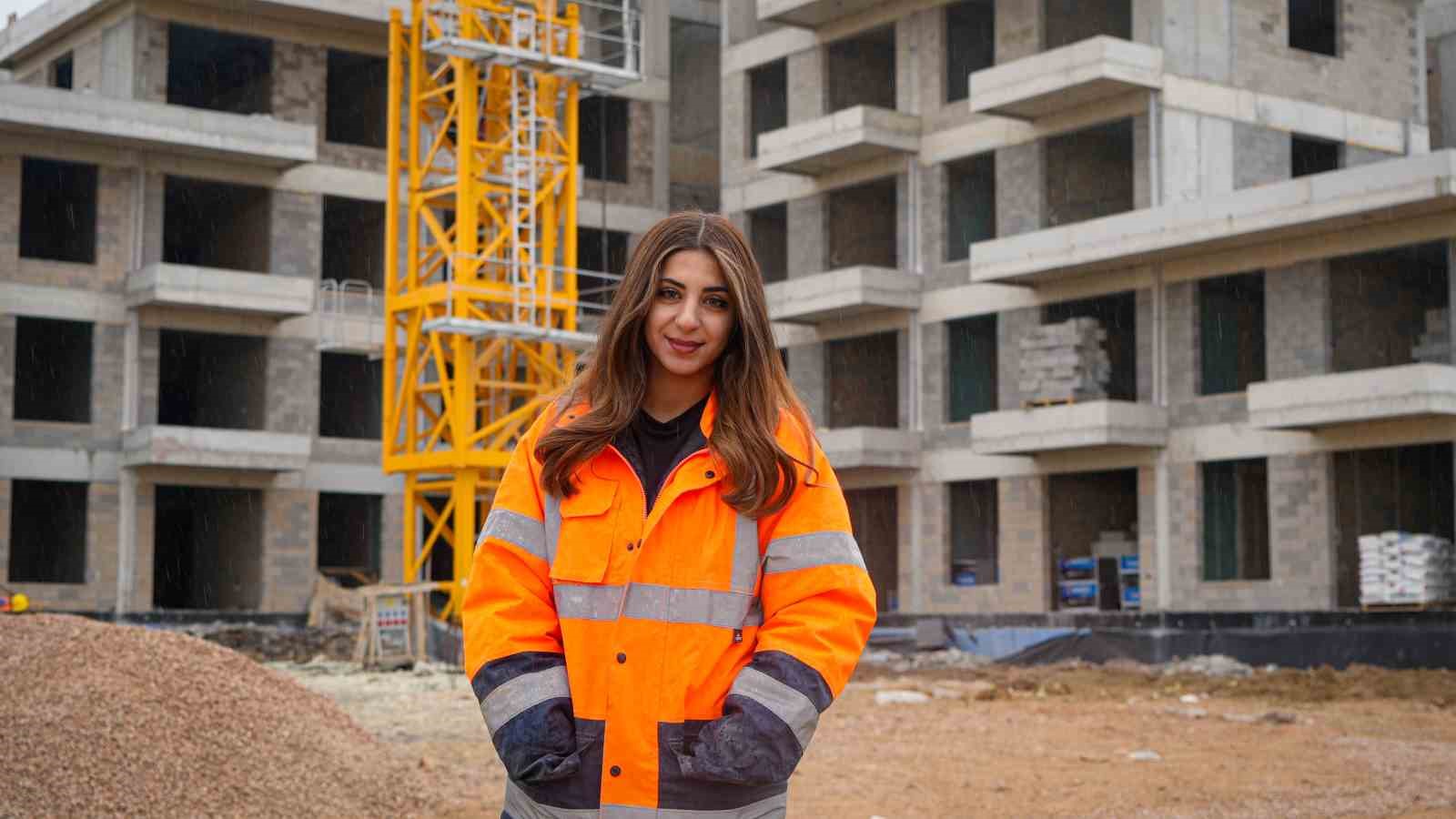 20 yaşındaki kule vinç operatörü olan genç kız, ekmeğini gökyüzünde kazanıyor
