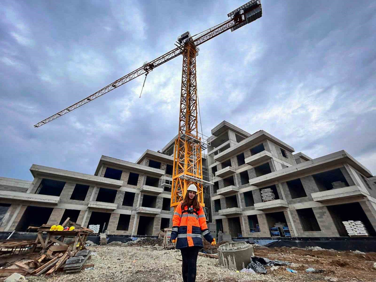 20 yaşındaki kule vinç operatörü olan genç kız, ekmeğini gökyüzünde kazanıyor
