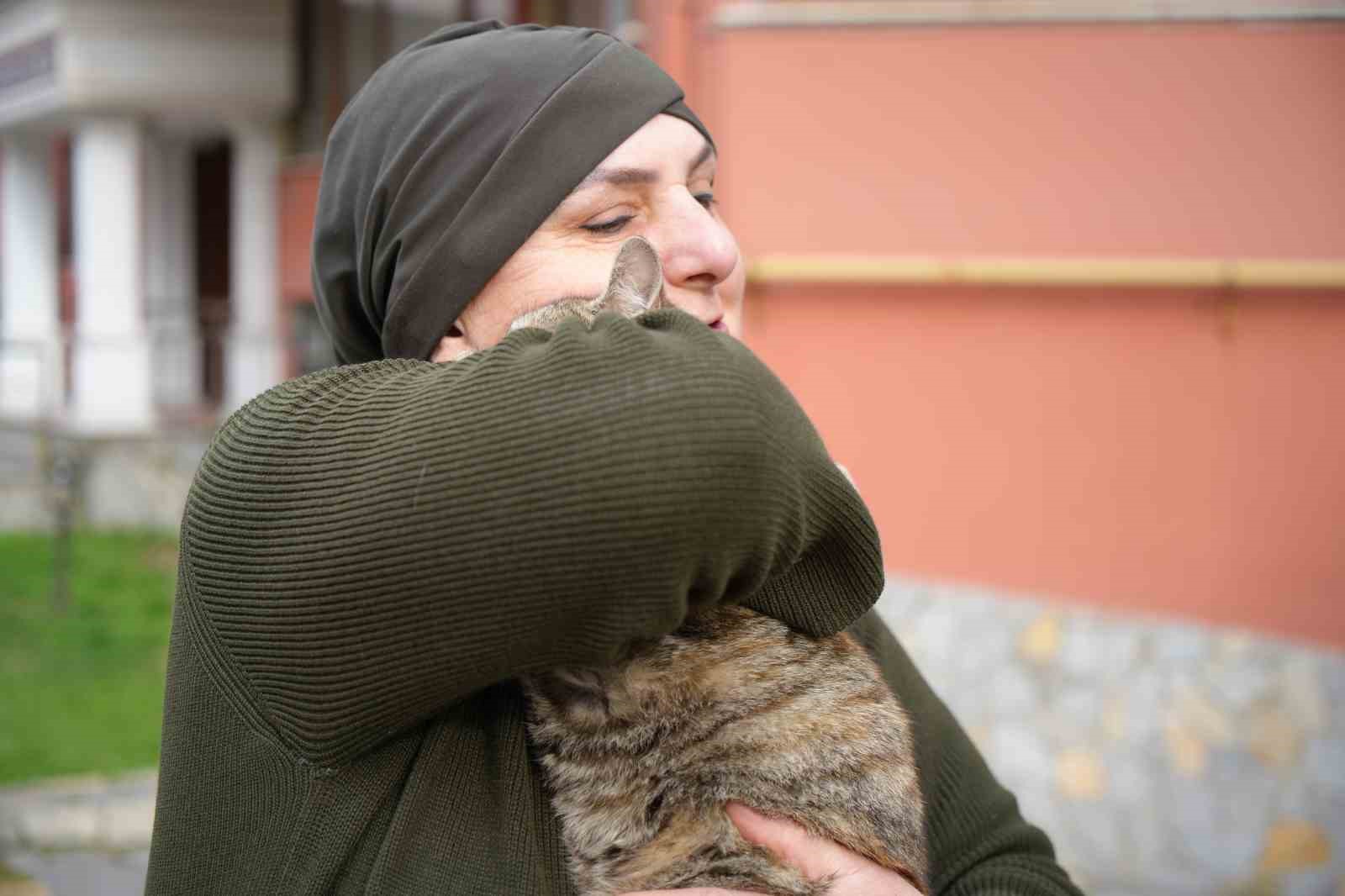 20 yıldır sokak kedilerine annelik yapıyor: "Sadece sevgi istiyorlar"
20 yıldır sokak kedilerine annelik yapıyor: "Sadece sevgi istiyorlar"