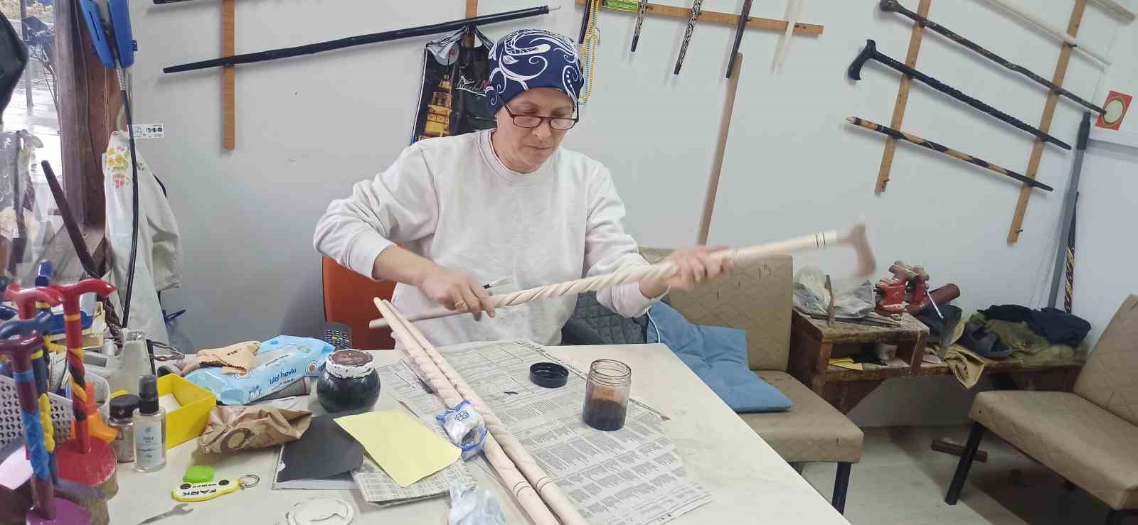 20 yıllık Fatime usta bir eliyle torun sallıyor, diğer eliyle dünyaca ünlü bastonlara şekil veriyor
