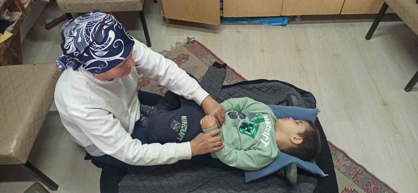 20 yıllık Fatime usta bir eliyle torun sallıyor, diğer eliyle dünyaca ünlü bastonlara şekil veriyor
