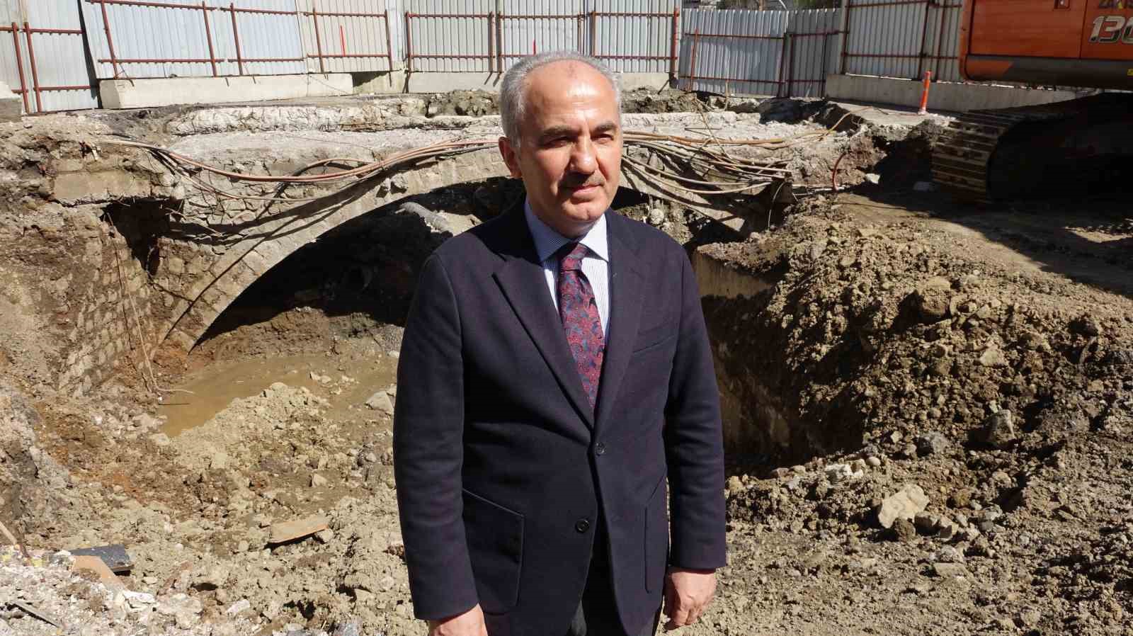 200 yıllık tarihi kemer köprü yol yapımı çalışmasında gün yüzüne çıktı
200 yıllık tarihi kemer köprü yol yapımı çalışmasında gün yüzüne çıktı