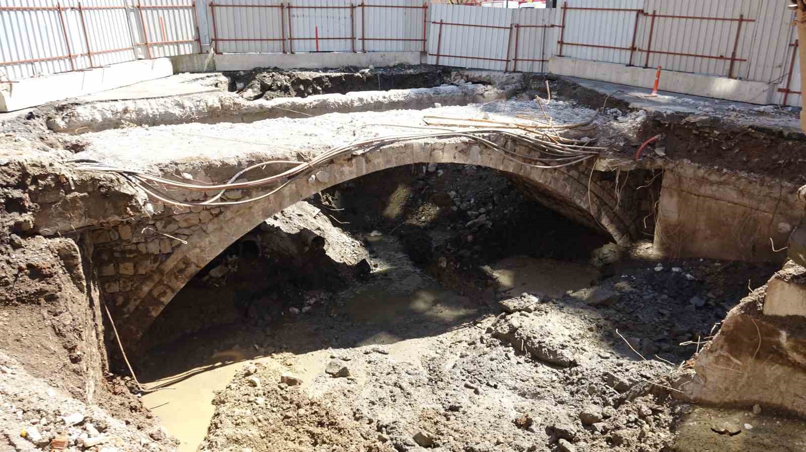 200 yıllık tarihi kemer köprü yol yapımı çalışmasında gün yüzüne çıktı
200 yıllık tarihi kemer köprü yol yapımı çalışmasında gün yüzüne çıktı