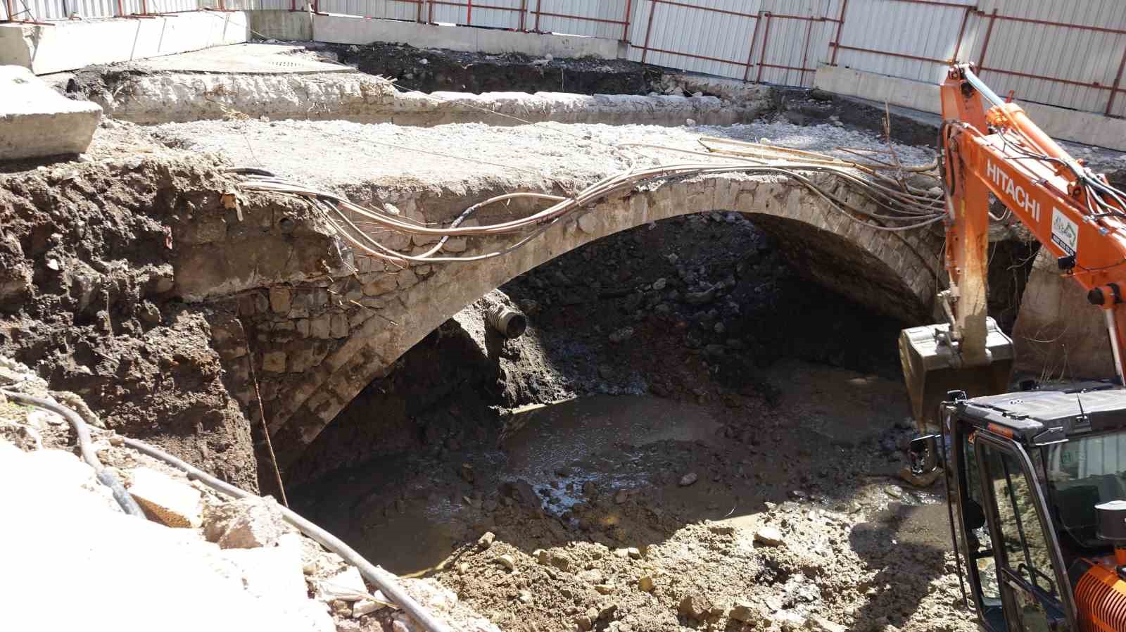 200 yıllık tarihi kemer köprü yol yapımı çalışmasında gün yüzüne çıktı
200 yıllık tarihi kemer köprü yol yapımı çalışmasında gün yüzüne çıktı