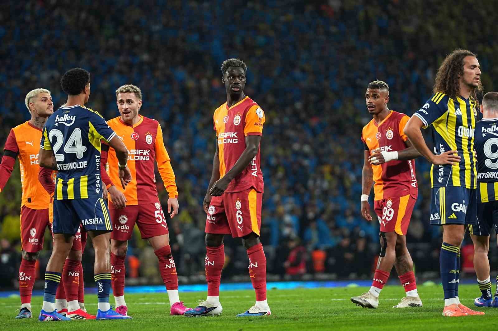 2025 Turkcell Süper Kupa: Galatasaray: 0 - Fenerbahçe: 1 (İlk yarı)
2025 Turkcell Süper Kupa: Galatasaray: 0 - Fenerbahçe: 1 (İlk yarı)