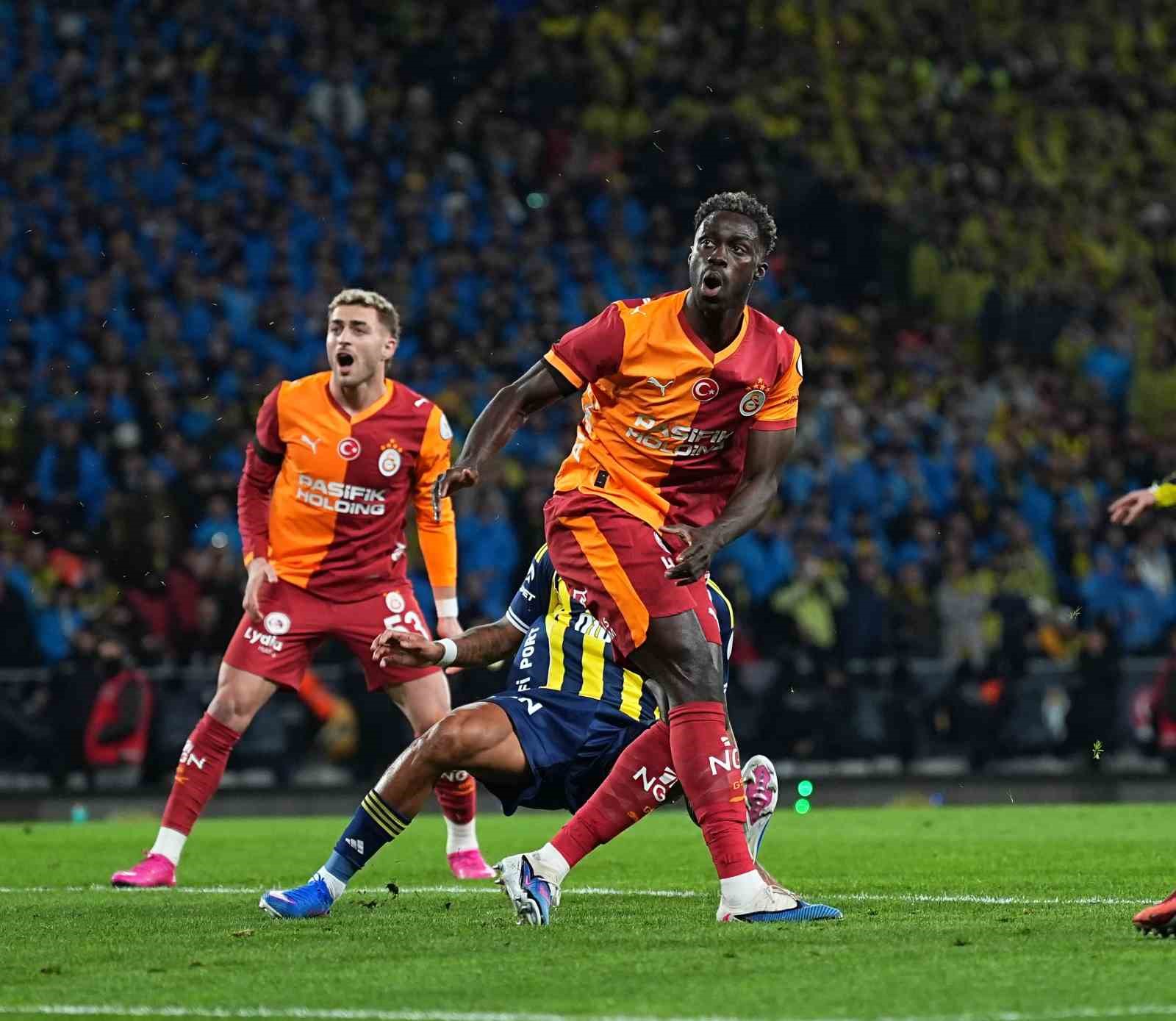 2025 Turkcell Süper Kupa: Galatasaray: 0 - Fenerbahçe: 1 (İlk yarı)
2025 Turkcell Süper Kupa: Galatasaray: 0 - Fenerbahçe: 1 (İlk yarı)