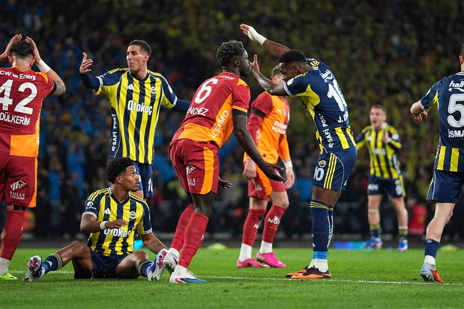 2025 Turkcell Süper Kupa: Galatasaray: 0 - Fenerbahçe: 1 (İlk yarı)
2025 Turkcell Süper Kupa: Galatasaray: 0 - Fenerbahçe: 1 (İlk yarı)