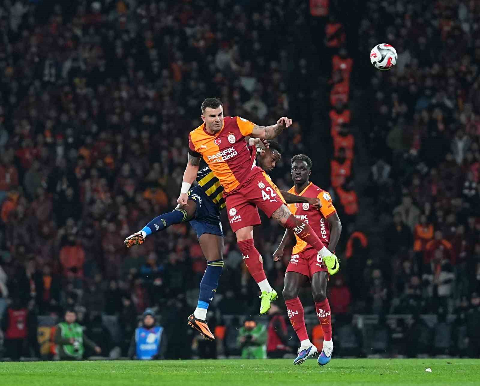 2025 Turkcell Süper Kupa: Galatasaray: 0 - Fenerbahçe: 1 (İlk yarı)
2025 Turkcell Süper Kupa: Galatasaray: 0 - Fenerbahçe: 1 (İlk yarı)