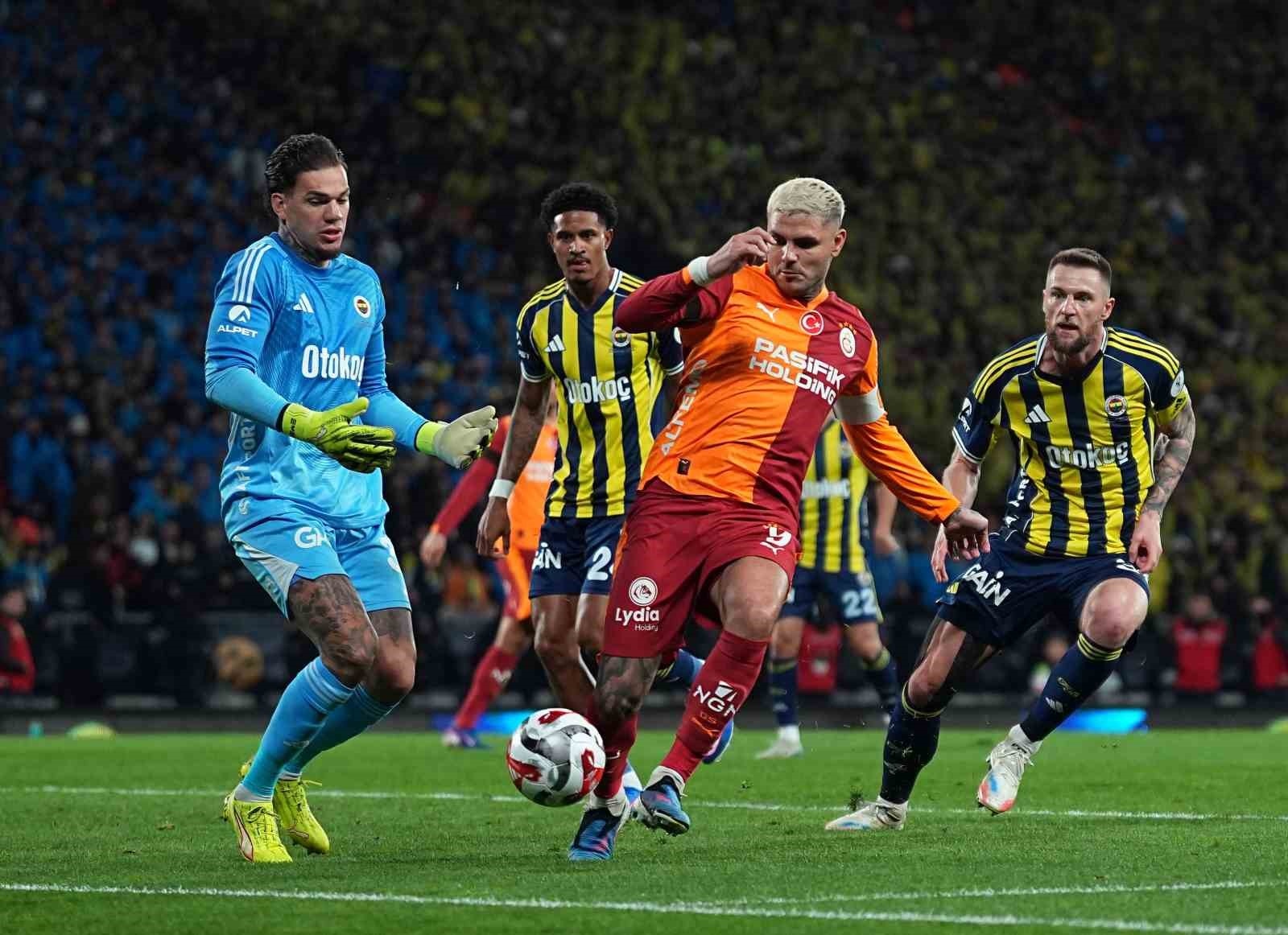 2025 Turkcell Süper Kupa: Galatasaray: 0 - Fenerbahçe: 1 (İlk yarı)
2025 Turkcell Süper Kupa: Galatasaray: 0 - Fenerbahçe: 1 (İlk yarı)