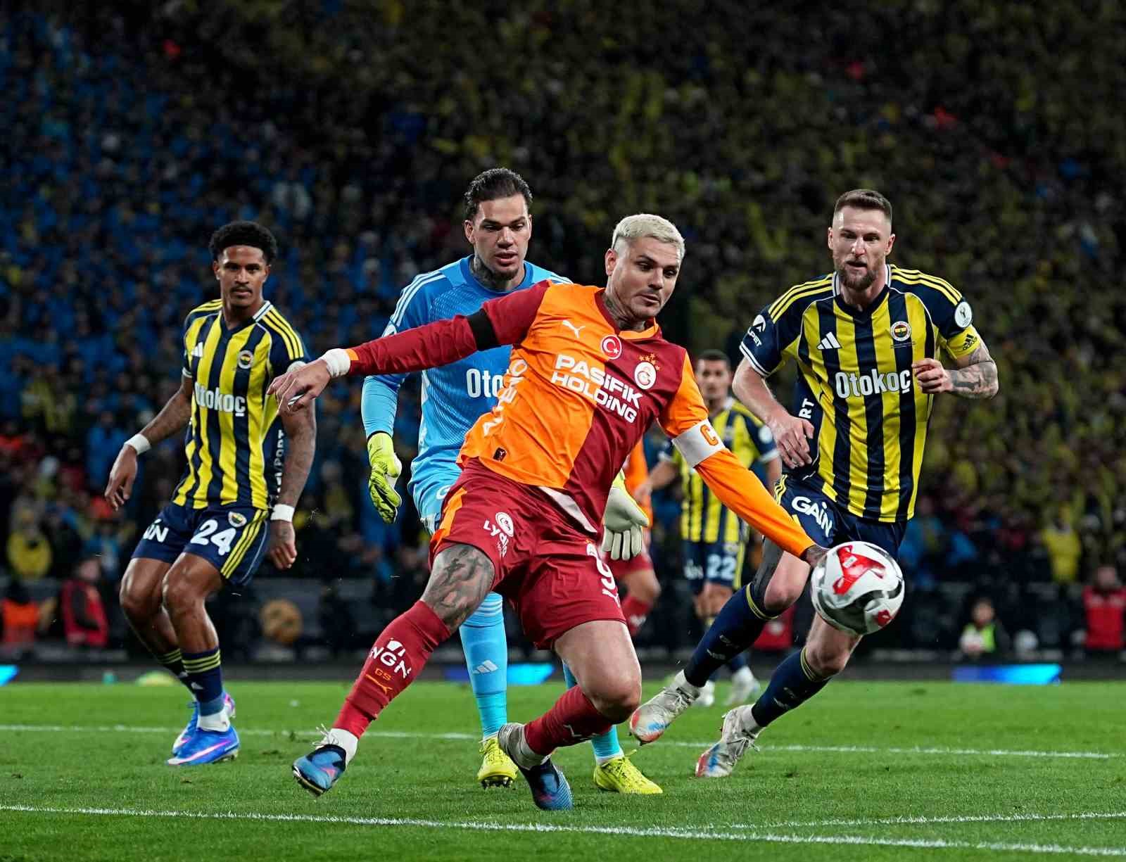 2025 Turkcell Süper Kupa: Galatasaray: 0 - Fenerbahçe: 1 (İlk yarı)
2025 Turkcell Süper Kupa: Galatasaray: 0 - Fenerbahçe: 1 (İlk yarı)