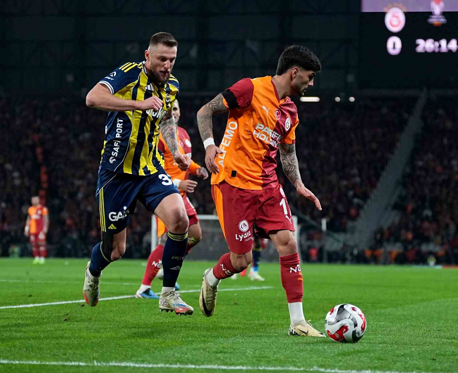 2025 Turkcell Süper Kupa: Galatasaray: 0 - Fenerbahçe: 1 (İlk yarı)
2025 Turkcell Süper Kupa: Galatasaray: 0 - Fenerbahçe: 1 (İlk yarı)
