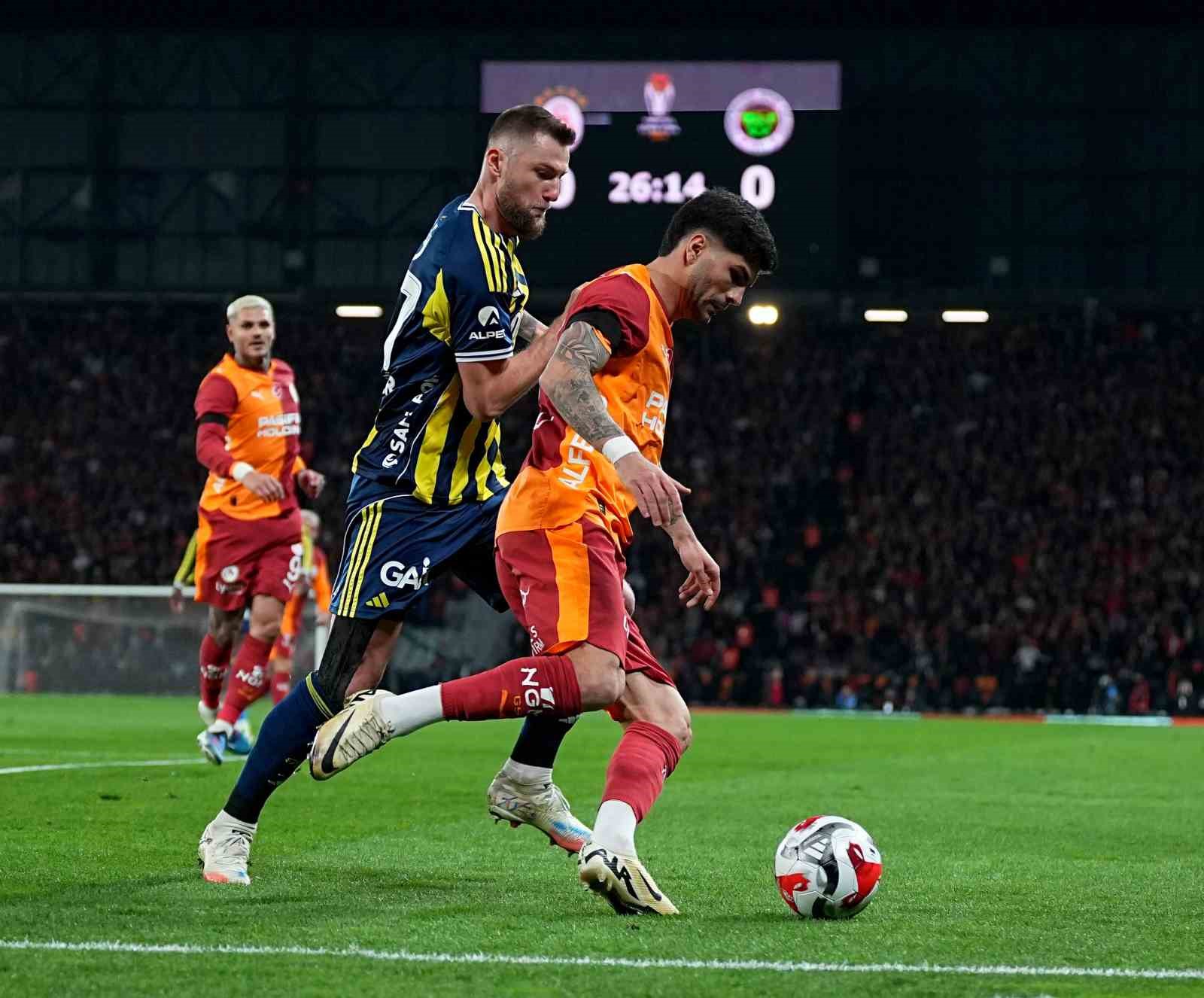 2025 Turkcell Süper Kupa: Galatasaray: 0 - Fenerbahçe: 1 (İlk yarı)
2025 Turkcell Süper Kupa: Galatasaray: 0 - Fenerbahçe: 1 (İlk yarı)