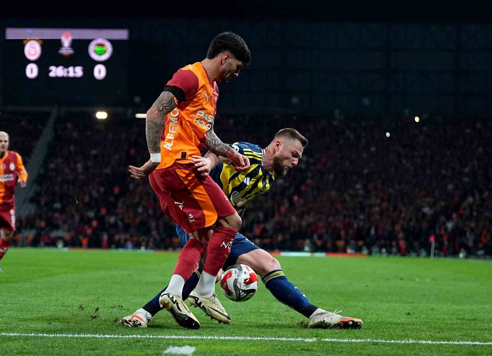 2025 Turkcell Süper Kupa: Galatasaray: 0 - Fenerbahçe: 1 (İlk yarı)
2025 Turkcell Süper Kupa: Galatasaray: 0 - Fenerbahçe: 1 (İlk yarı)