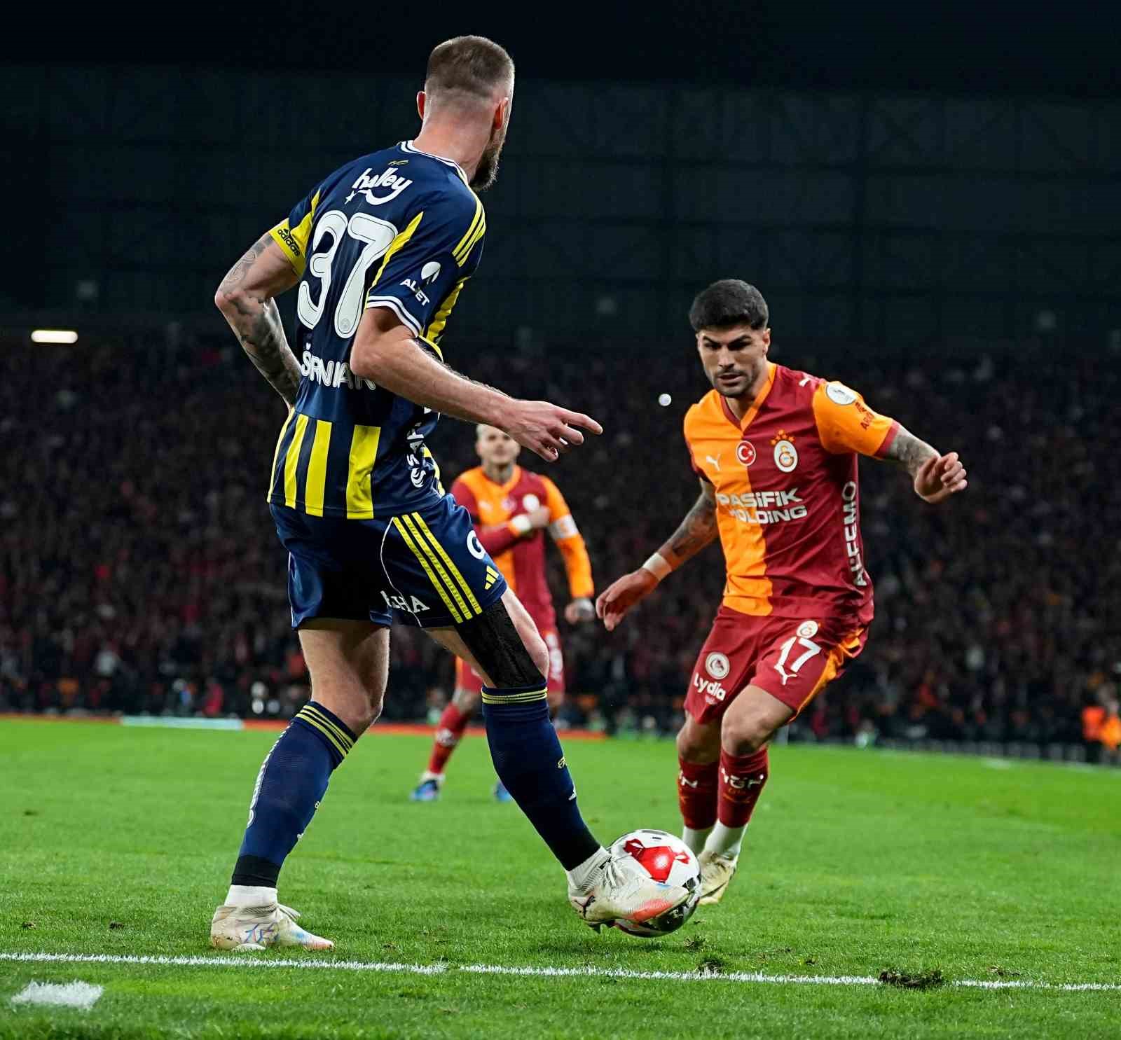 2025 Turkcell Süper Kupa: Galatasaray: 0 - Fenerbahçe: 1 (İlk yarı)
2025 Turkcell Süper Kupa: Galatasaray: 0 - Fenerbahçe: 1 (İlk yarı)