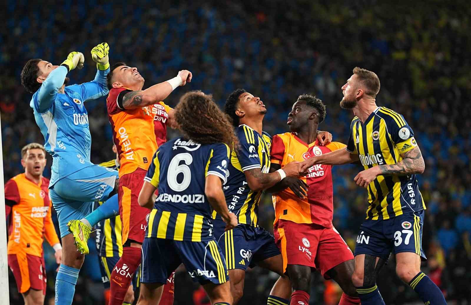 2025 Turkcell Süper Kupa: Galatasaray: 0 - Fenerbahçe: 1 (İlk yarı)
2025 Turkcell Süper Kupa: Galatasaray: 0 - Fenerbahçe: 1 (İlk yarı)