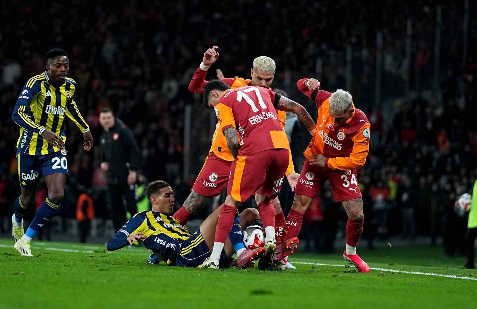2025 Turkcell Süper Kupa: Galatasaray: 0 - Fenerbahçe: 1 (İlk yarı)
2025 Turkcell Süper Kupa: Galatasaray: 0 - Fenerbahçe: 1 (İlk yarı)