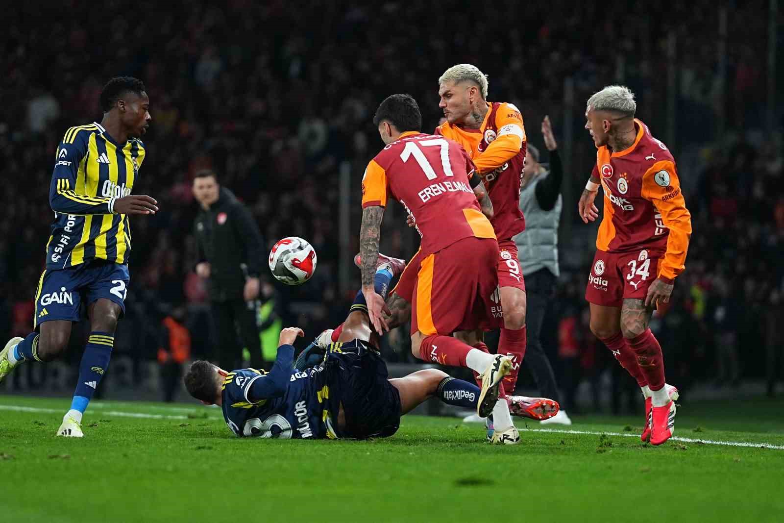 2025 Turkcell Süper Kupa: Galatasaray: 0 - Fenerbahçe: 1 (İlk yarı)
2025 Turkcell Süper Kupa: Galatasaray: 0 - Fenerbahçe: 1 (İlk yarı)