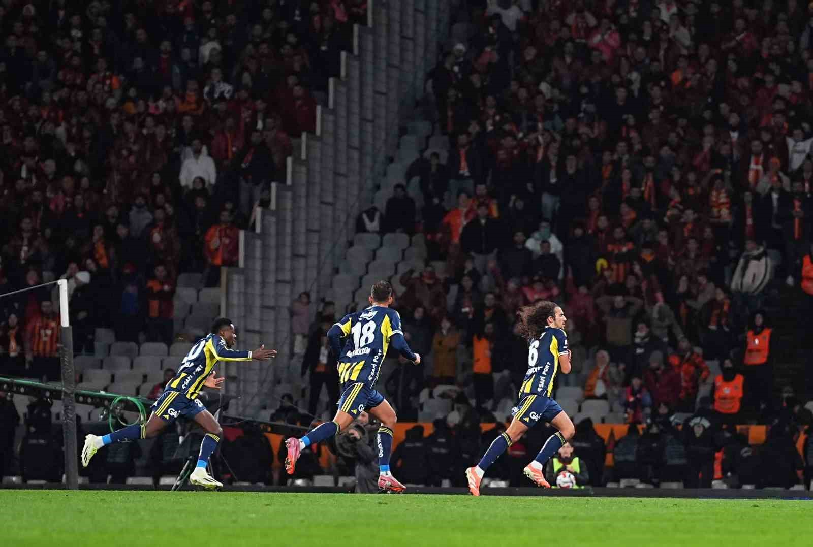 2025 Turkcell Süper Kupa: Galatasaray: 0 - Fenerbahçe: 1 (İlk yarı)
2025 Turkcell Süper Kupa: Galatasaray: 0 - Fenerbahçe: 1 (İlk yarı)