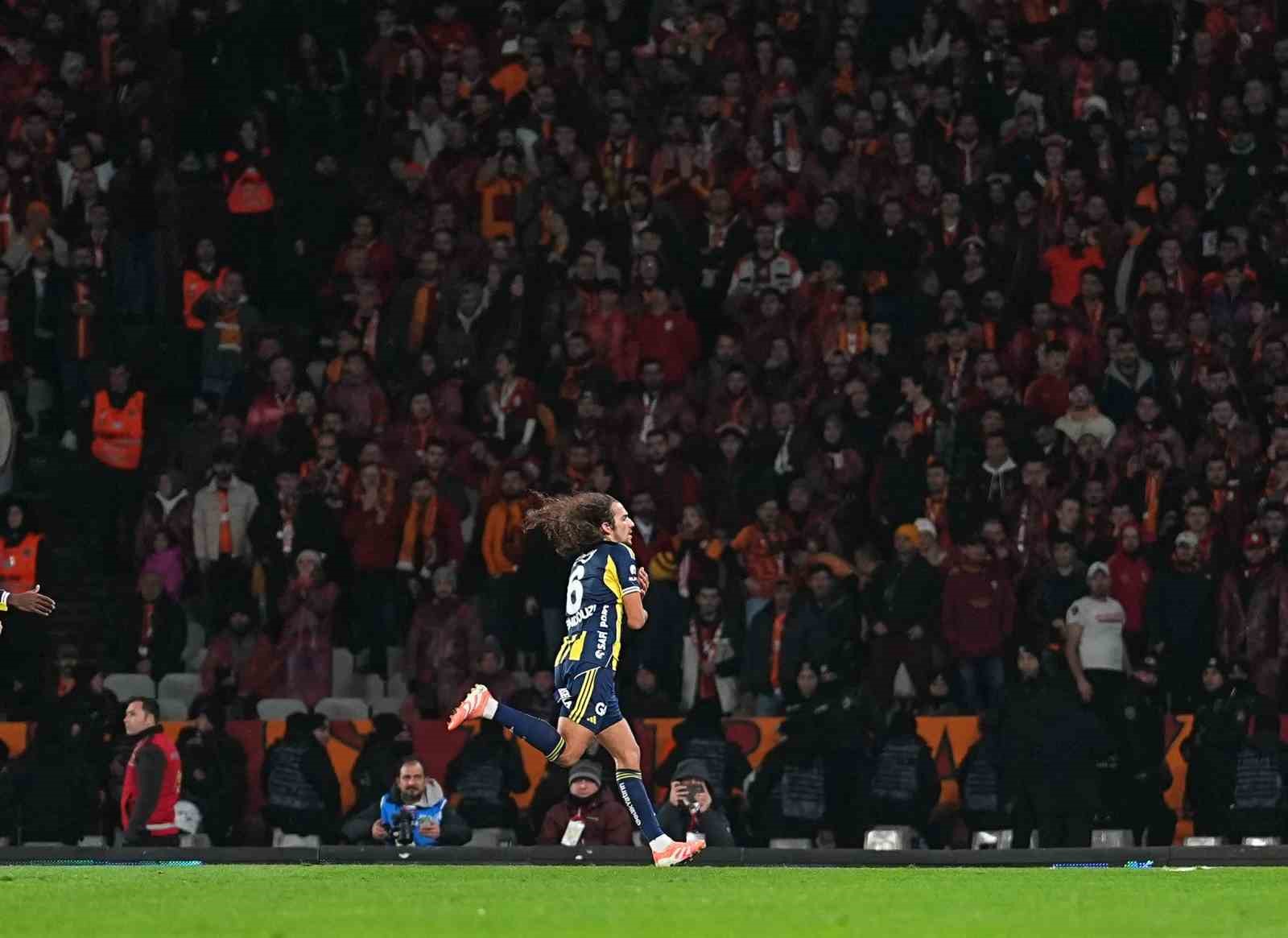 2025 Turkcell Süper Kupa: Galatasaray: 0 - Fenerbahçe: 1 (İlk yarı)
2025 Turkcell Süper Kupa: Galatasaray: 0 - Fenerbahçe: 1 (İlk yarı)
