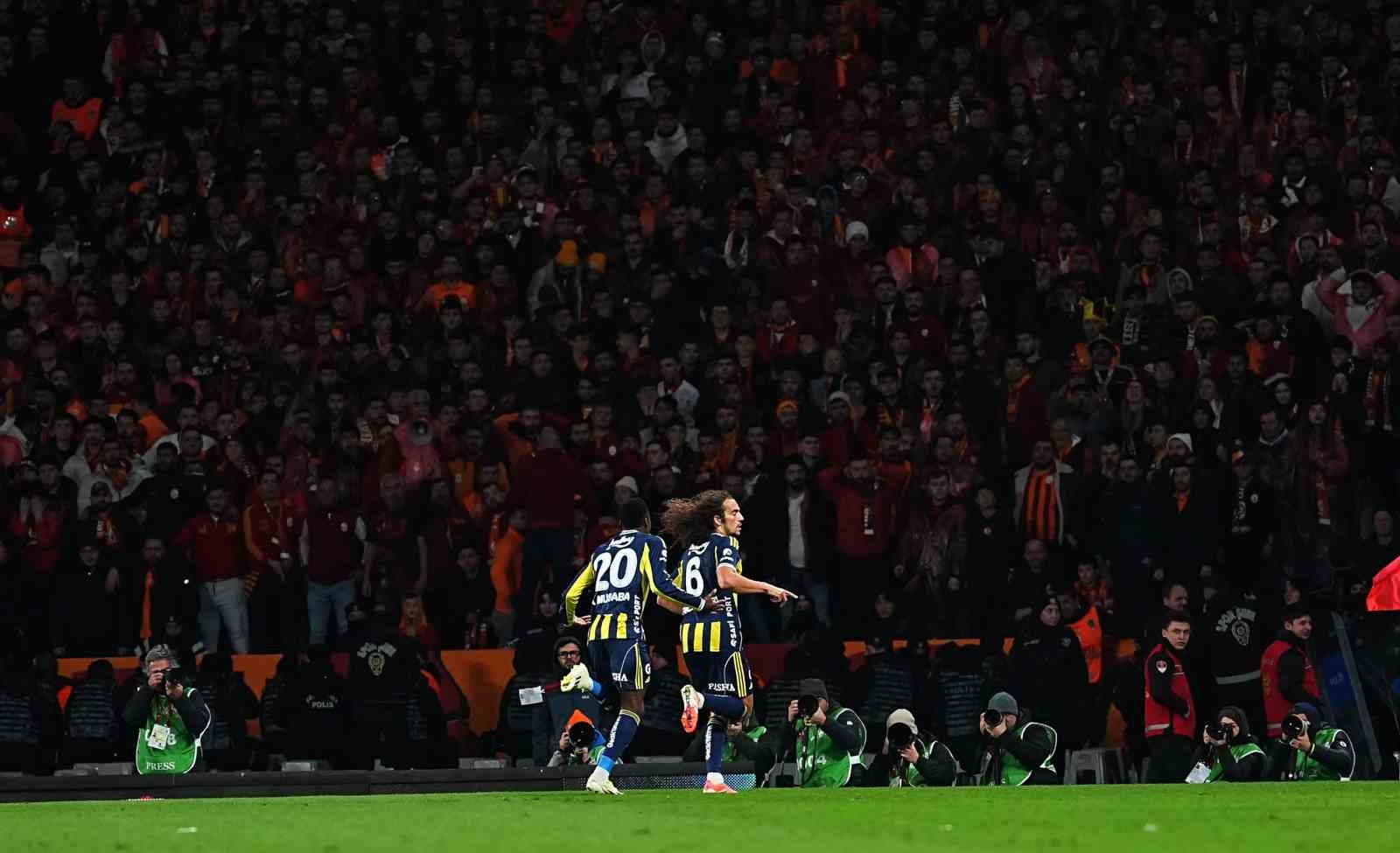 2025 Turkcell Süper Kupa: Galatasaray: 0 - Fenerbahçe: 1 (İlk yarı)
2025 Turkcell Süper Kupa: Galatasaray: 0 - Fenerbahçe: 1 (İlk yarı)