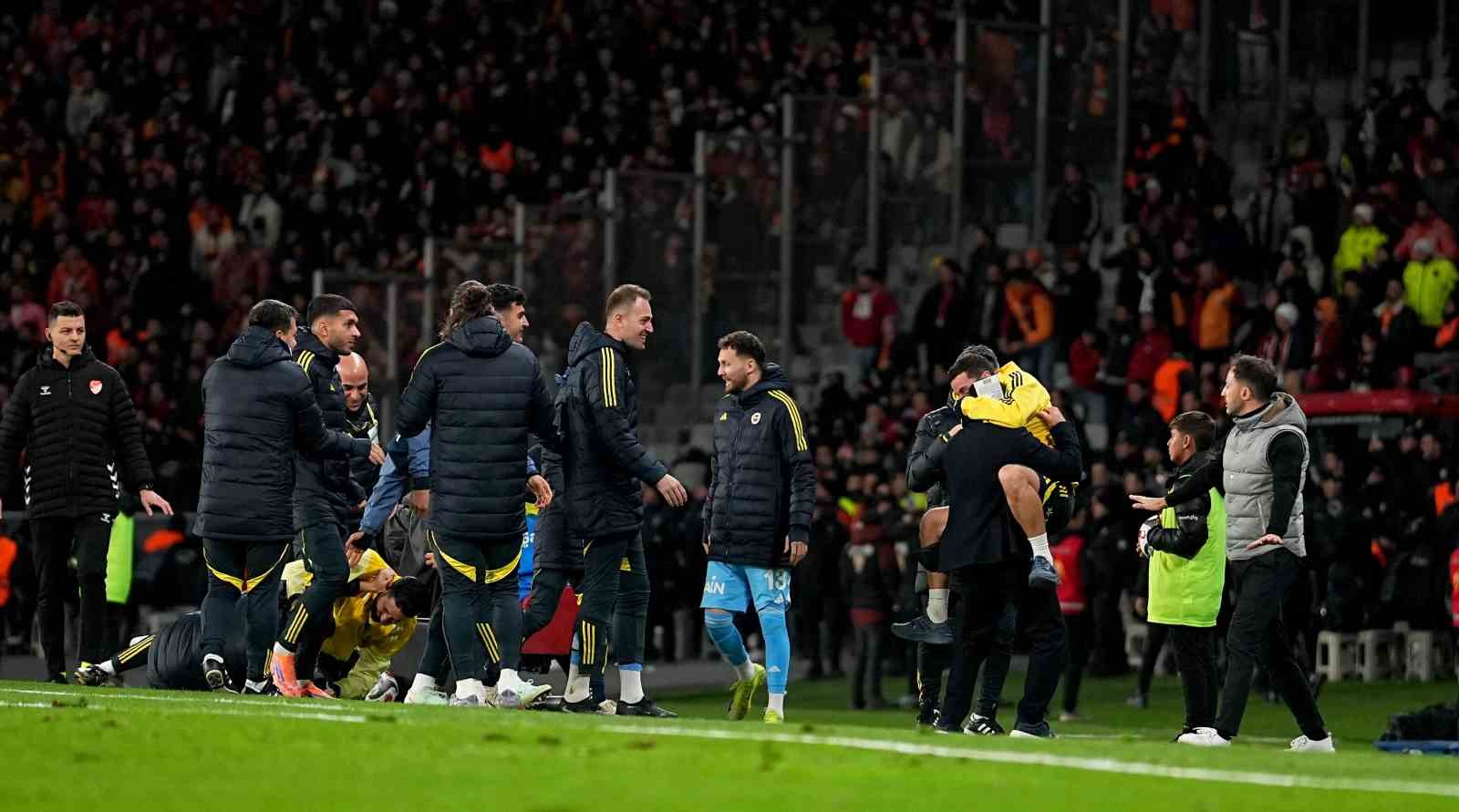 2025 Turkcell Süper Kupa: Galatasaray: 0 - Fenerbahçe: 1 (İlk yarı)
2025 Turkcell Süper Kupa: Galatasaray: 0 - Fenerbahçe: 1 (İlk yarı)