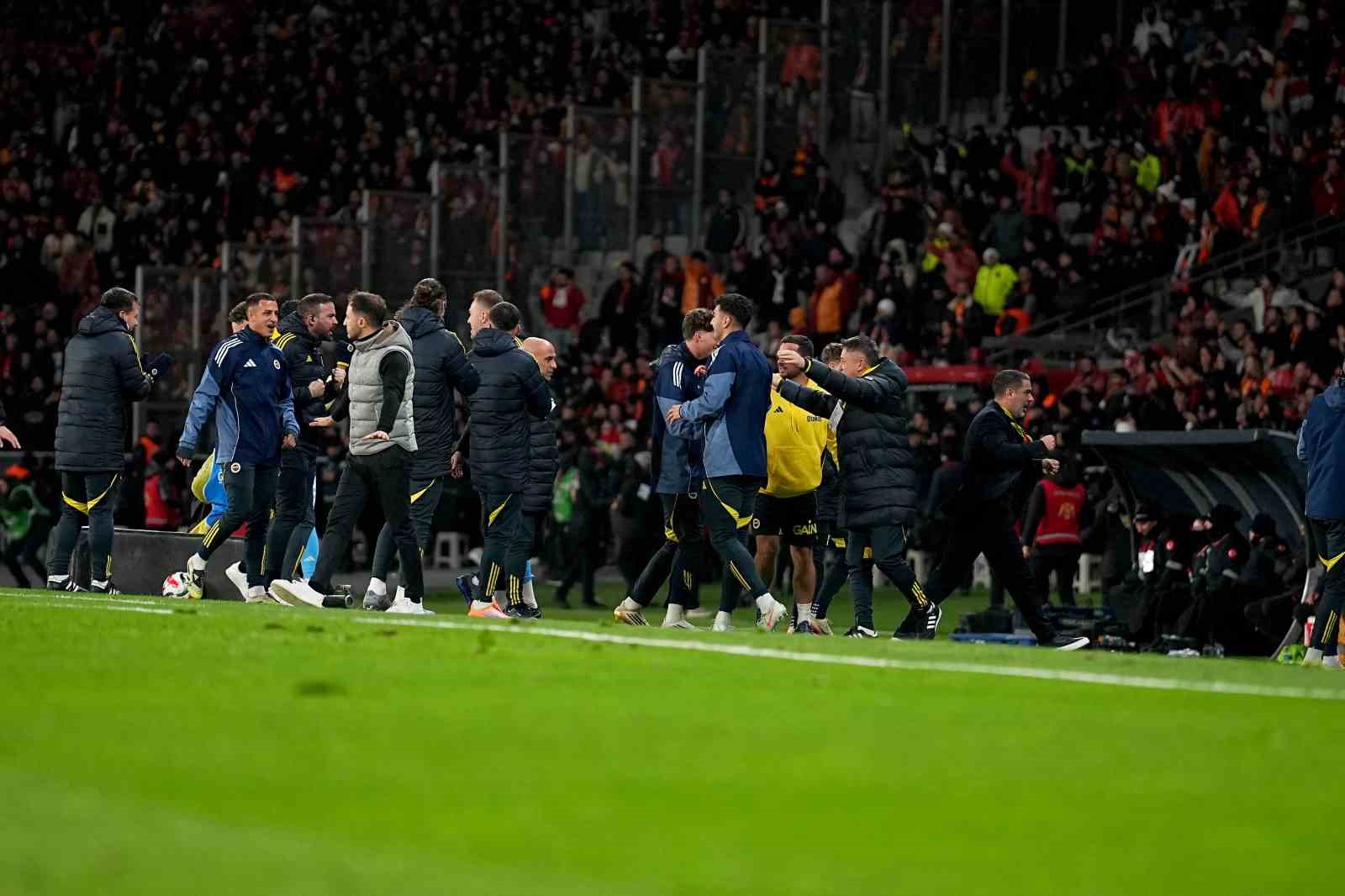 2025 Turkcell Süper Kupa: Galatasaray: 0 - Fenerbahçe: 1 (İlk yarı)
2025 Turkcell Süper Kupa: Galatasaray: 0 - Fenerbahçe: 1 (İlk yarı)