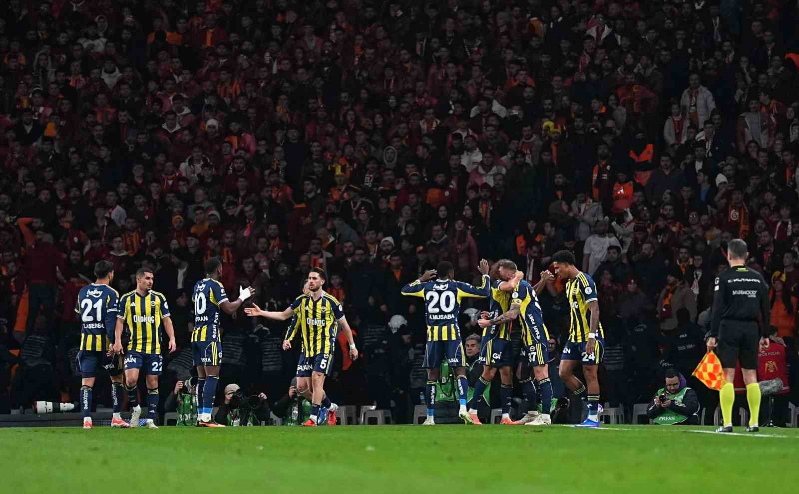 2025 Turkcell Süper Kupa: Galatasaray: 0 - Fenerbahçe: 1 (İlk yarı)
2025 Turkcell Süper Kupa: Galatasaray: 0 - Fenerbahçe: 1 (İlk yarı)