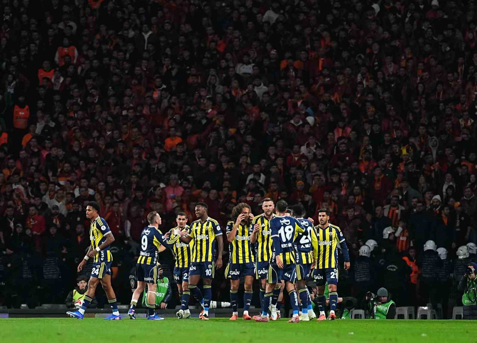 2025 Turkcell Süper Kupa: Galatasaray: 0 - Fenerbahçe: 1 (İlk yarı)
2025 Turkcell Süper Kupa: Galatasaray: 0 - Fenerbahçe: 1 (İlk yarı)