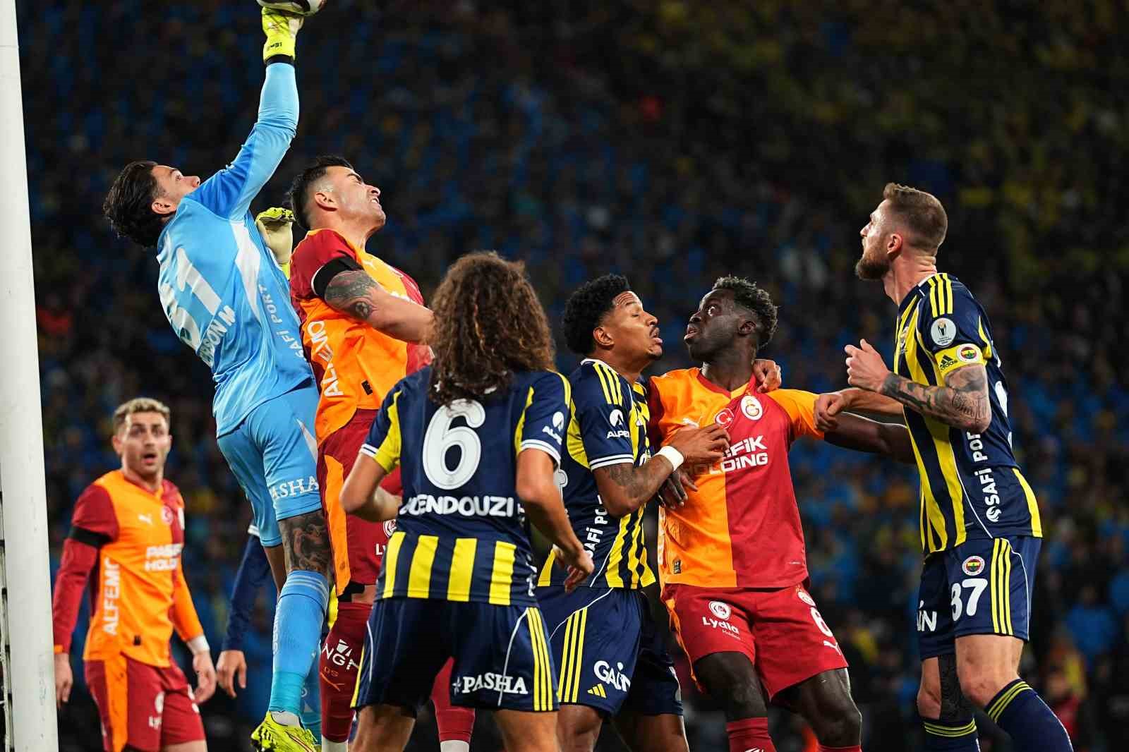 2025 Turkcell Süper Kupa: Galatasaray: 0 - Fenerbahçe: 1 (İlk yarı)
2025 Turkcell Süper Kupa: Galatasaray: 0 - Fenerbahçe: 1 (İlk yarı)