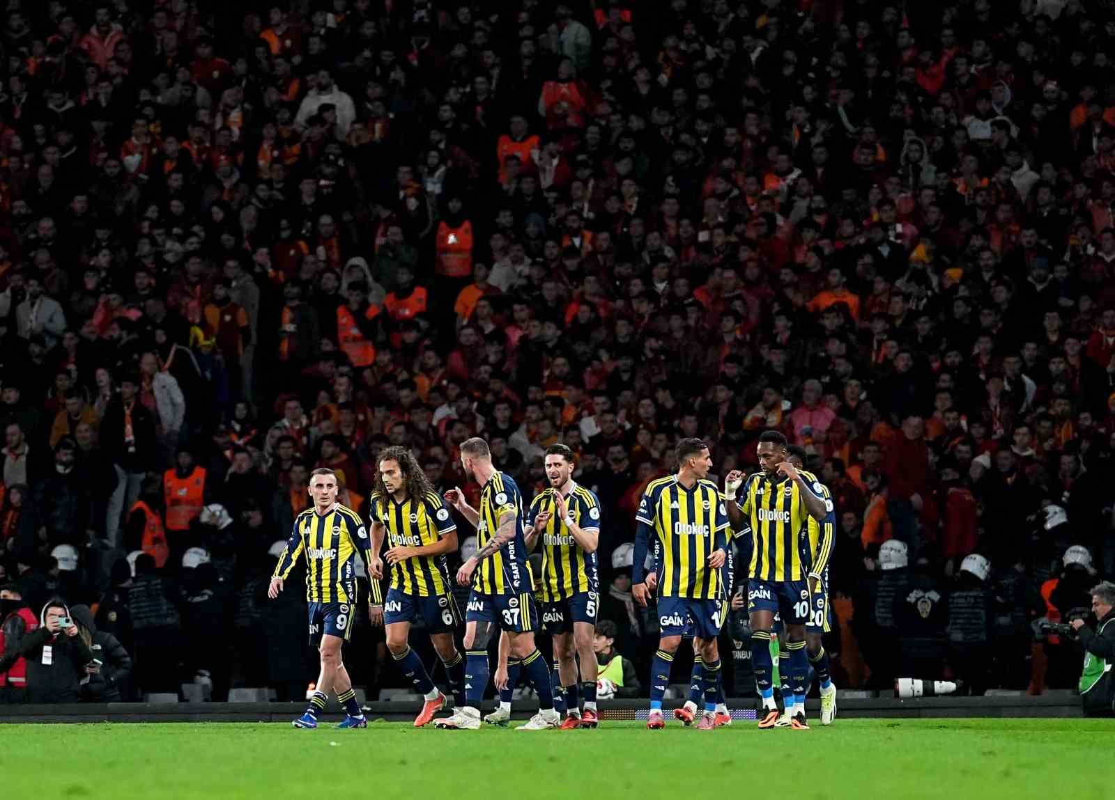 2025 Turkcell Süper Kupa: Galatasaray: 0 - Fenerbahçe: 1 (İlk yarı)
2025 Turkcell Süper Kupa: Galatasaray: 0 - Fenerbahçe: 1 (İlk yarı)