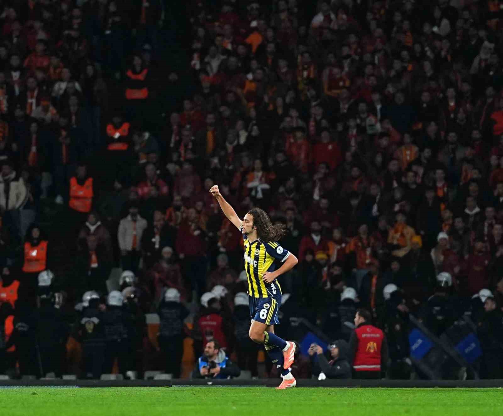 2025 Turkcell Süper Kupa: Galatasaray: 0 - Fenerbahçe: 1 (İlk yarı)
2025 Turkcell Süper Kupa: Galatasaray: 0 - Fenerbahçe: 1 (İlk yarı)