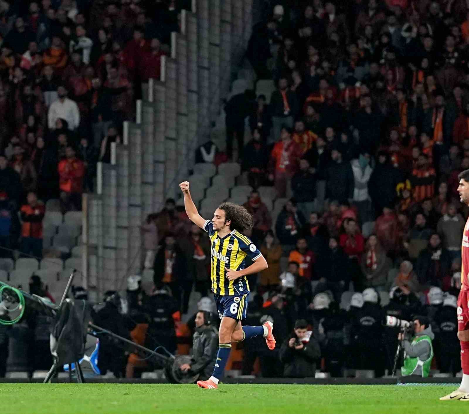 2025 Turkcell Süper Kupa: Galatasaray: 0 - Fenerbahçe: 1 (İlk yarı)
2025 Turkcell Süper Kupa: Galatasaray: 0 - Fenerbahçe: 1 (İlk yarı)