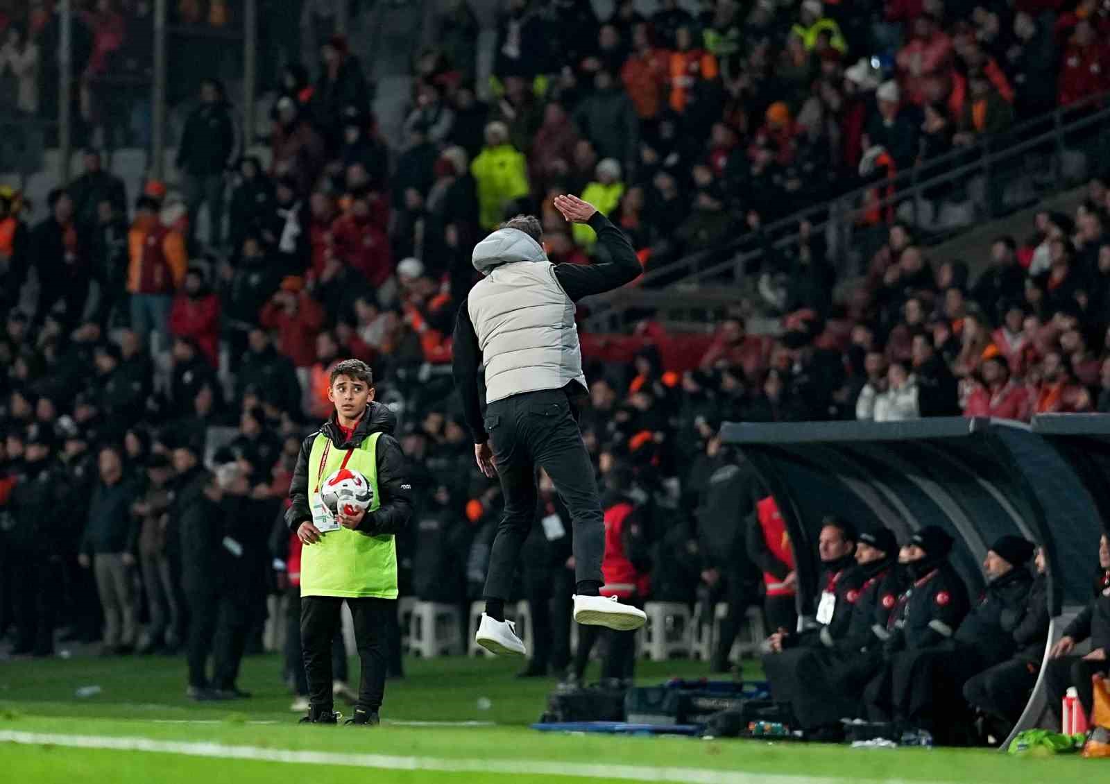 2025 Turkcell Süper Kupa: Galatasaray: 0 - Fenerbahçe: 1 (İlk yarı)
2025 Turkcell Süper Kupa: Galatasaray: 0 - Fenerbahçe: 1 (İlk yarı)