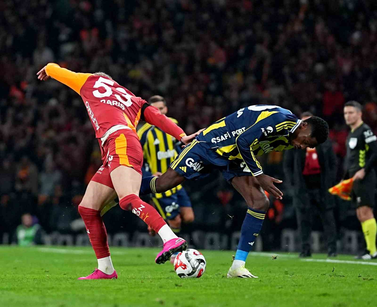 2025 Turkcell Süper Kupa: Galatasaray: 0 - Fenerbahçe: 1 (İlk yarı)
2025 Turkcell Süper Kupa: Galatasaray: 0 - Fenerbahçe: 1 (İlk yarı)