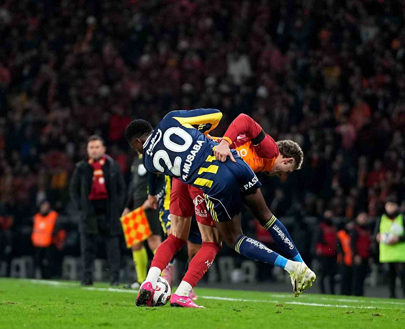 2025 Turkcell Süper Kupa: Galatasaray: 0 - Fenerbahçe: 1 (İlk yarı)
2025 Turkcell Süper Kupa: Galatasaray: 0 - Fenerbahçe: 1 (İlk yarı)