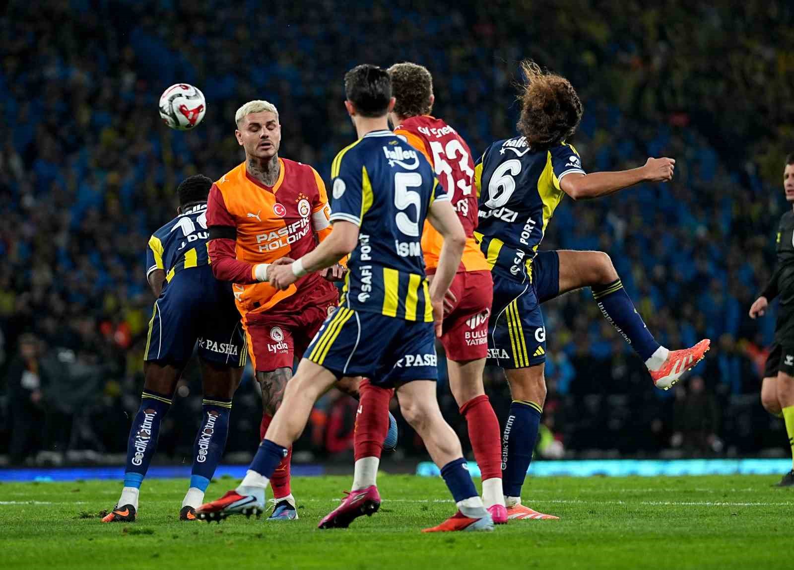 2025 Turkcell Süper Kupa: Galatasaray: 0 - Fenerbahçe: 1 (İlk yarı)
2025 Turkcell Süper Kupa: Galatasaray: 0 - Fenerbahçe: 1 (İlk yarı)