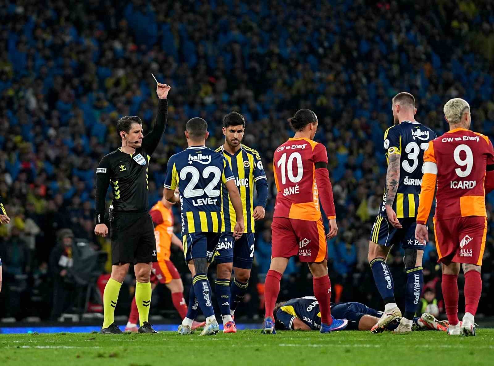 2025 Turkcell Süper Kupa: Galatasaray: 0 - Fenerbahçe: 1 (İlk yarı)
2025 Turkcell Süper Kupa: Galatasaray: 0 - Fenerbahçe: 1 (İlk yarı)