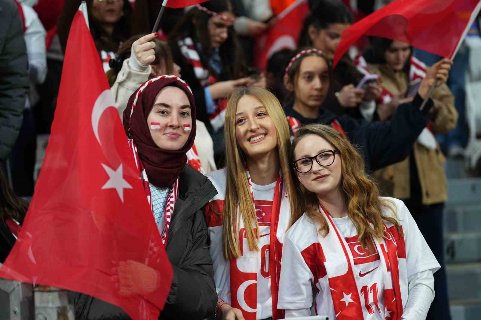 2026 FIFA Dünya Kupası play-off yarı final: Türkiye: 0 - Romanya: 0 (Maç devam ediyor)
