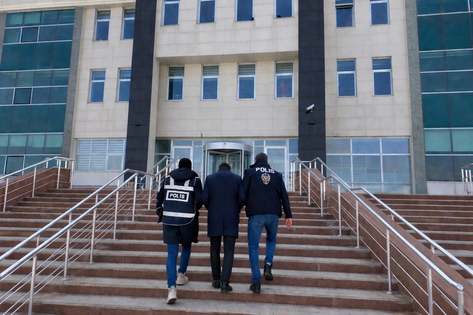 21 yıl hapis cezası bulunan 1 kişi Kars’ta yakalandı
