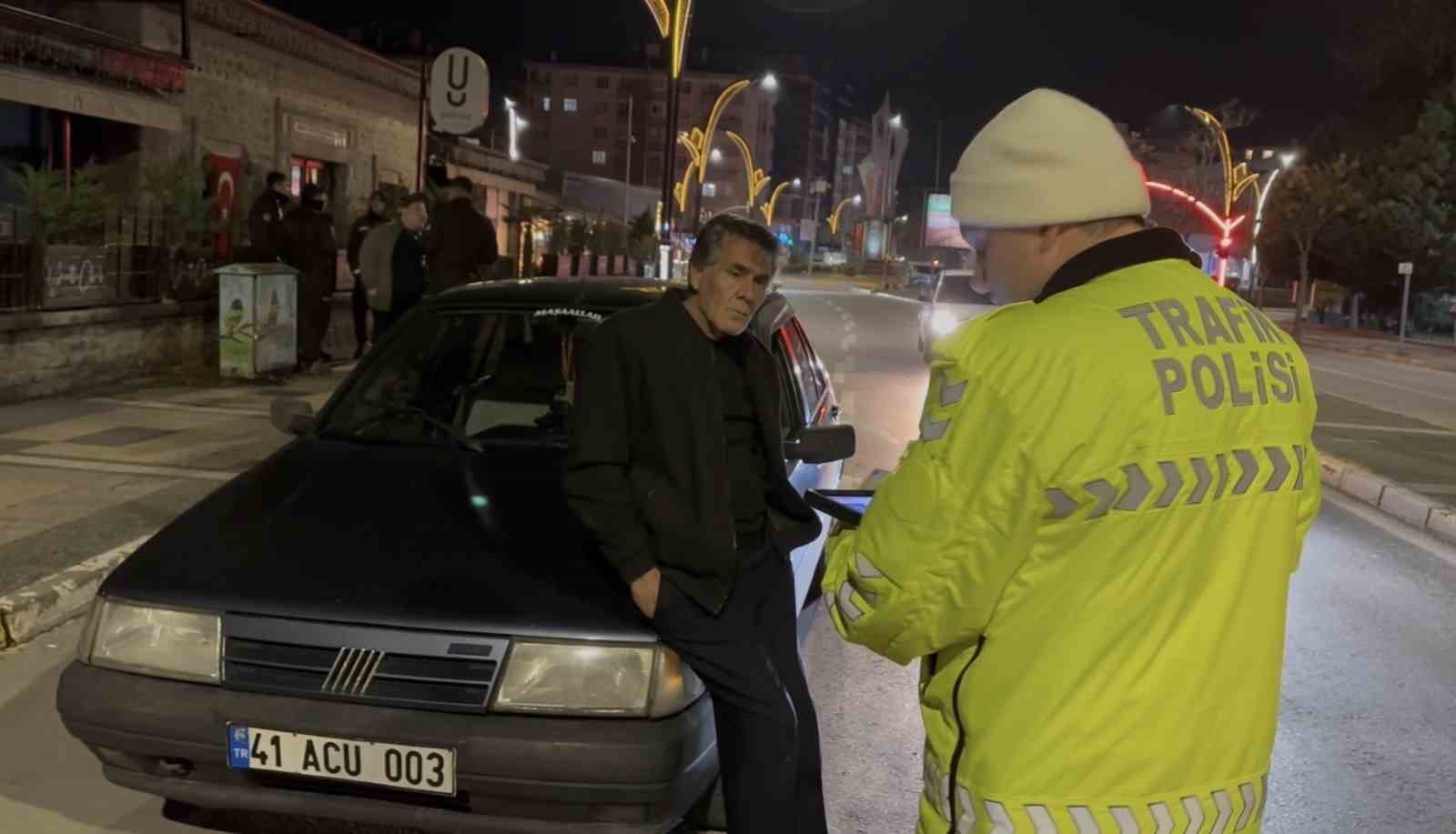 2.14 promil alkolle yakalandı: Gazeteciye el sallayıp yüzüne tükürdü
