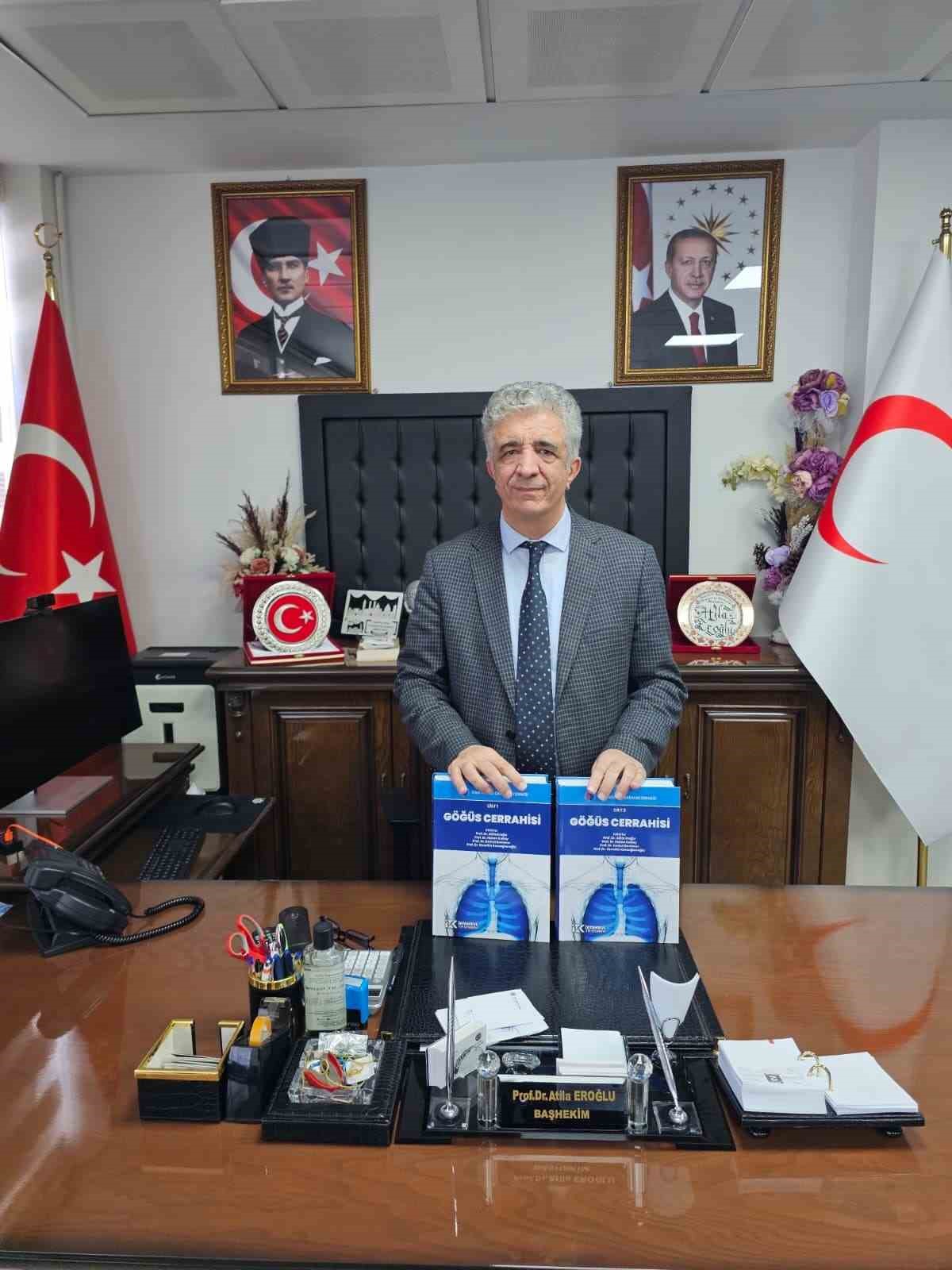 227 bilim insanının katkı sunduğu "Göğüs Cerrahisi" kitabı yayımlandı
