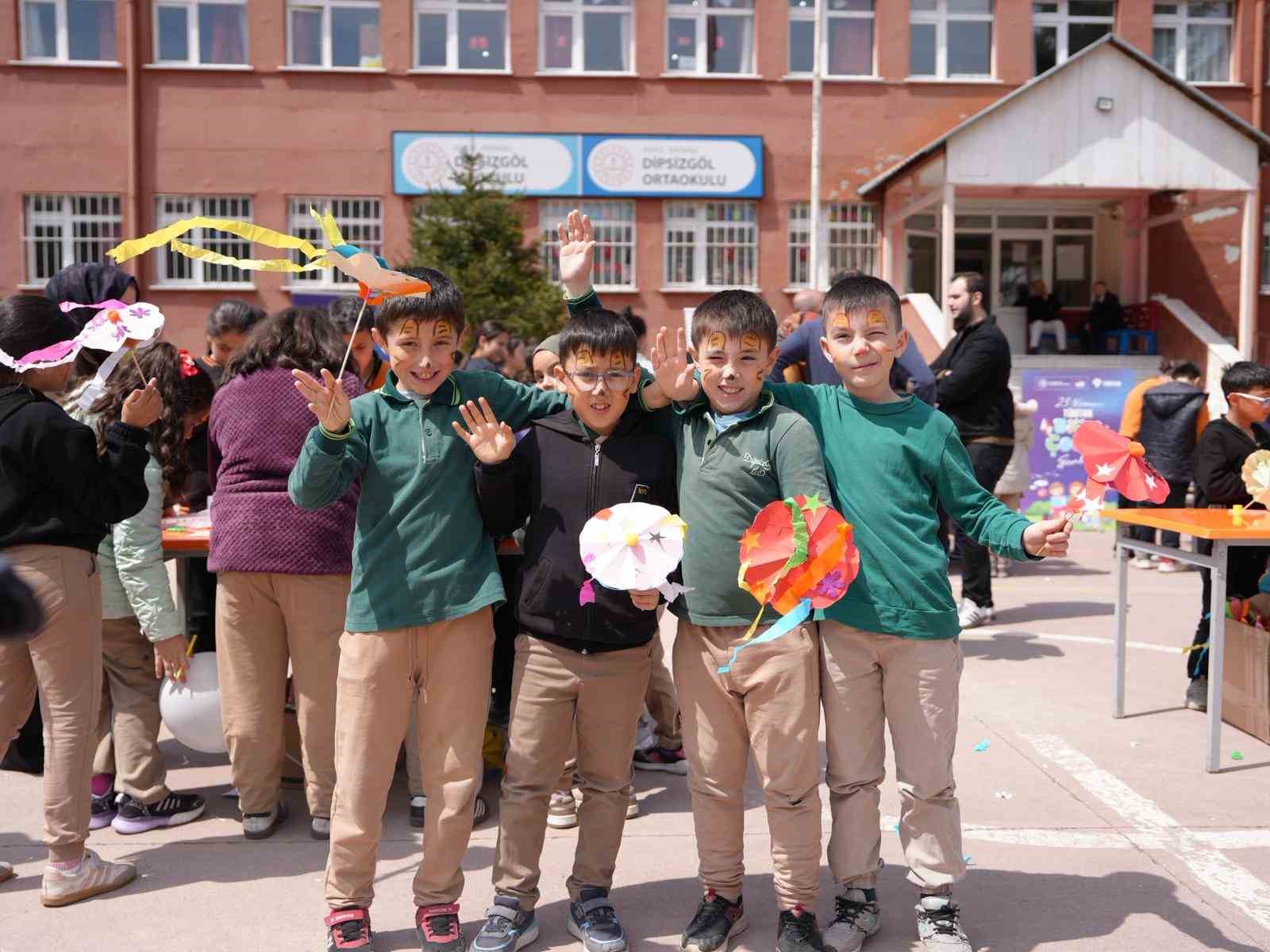 23 Nisan coşkusu köy okuluna taşındı
