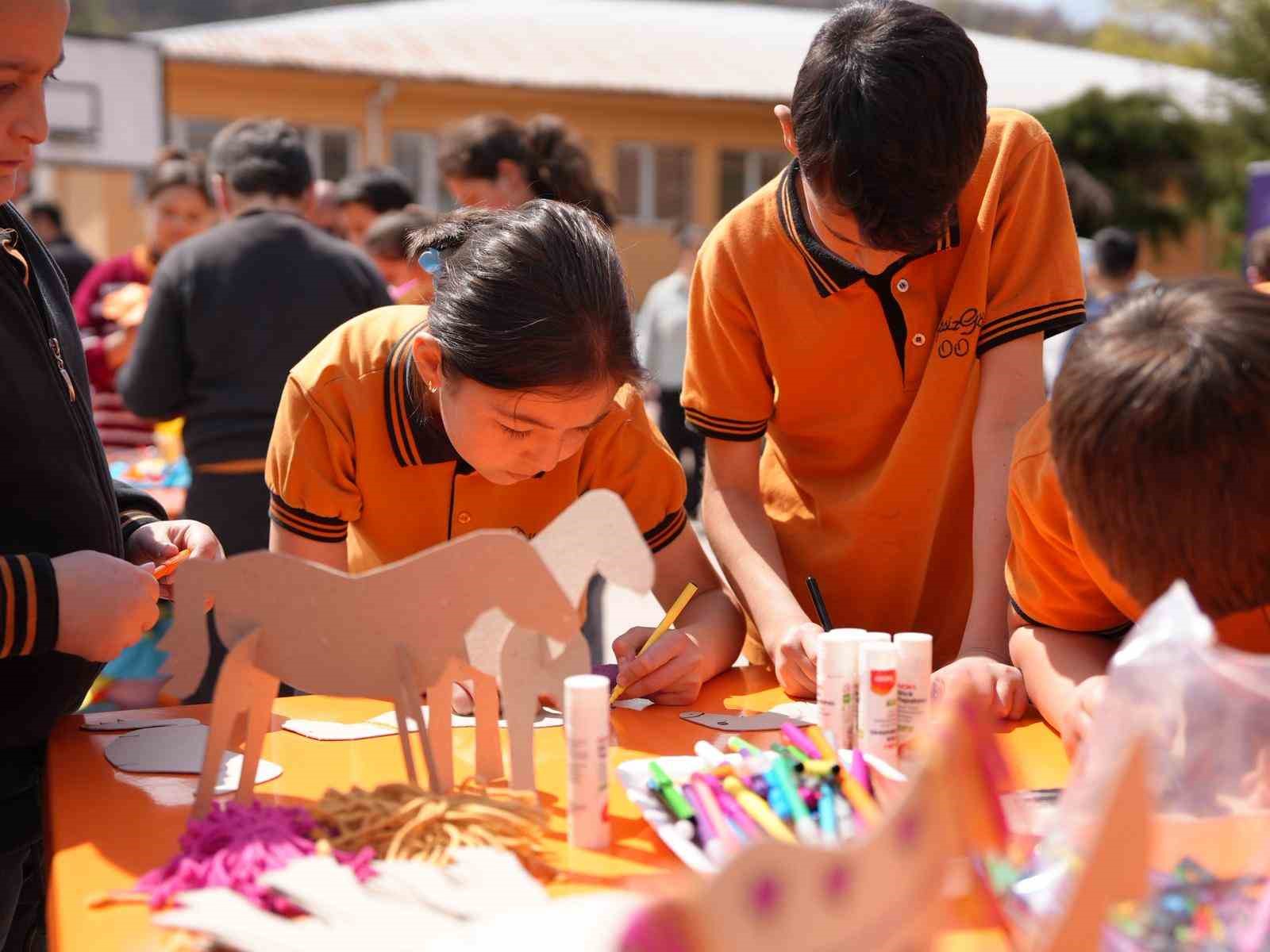 23 Nisan coşkusu köy okuluna taşındı
