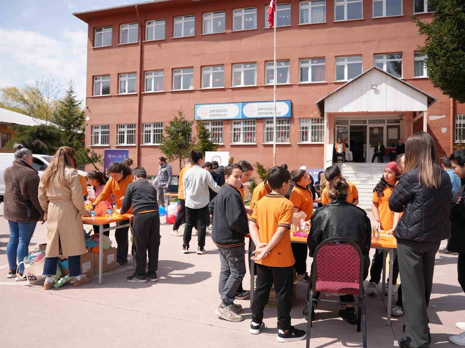 23 Nisan coşkusu köy okuluna taşındı
